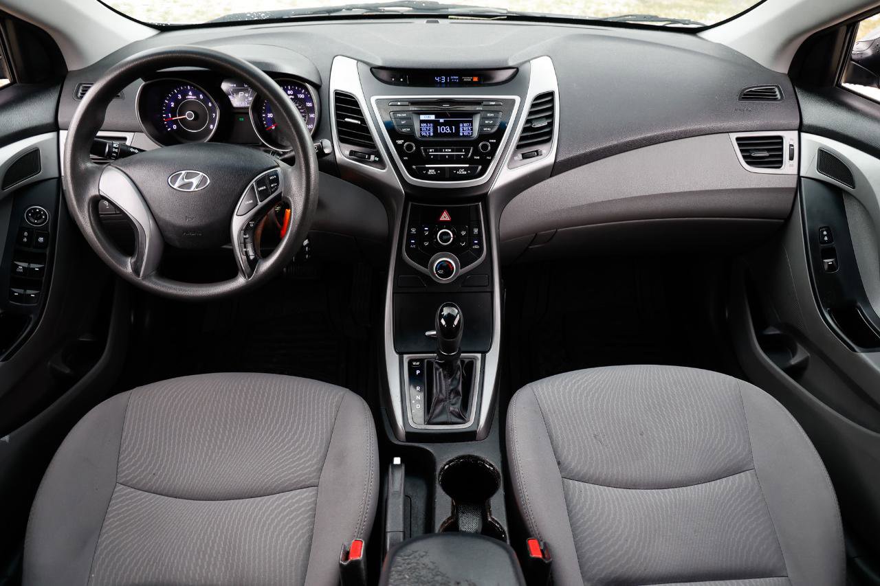 Used 2015 Hyundai Elantra SE image 2