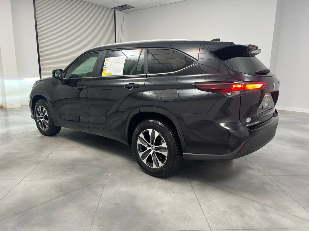 Used 2025 Toyota Highlander XLE FWD image 6
