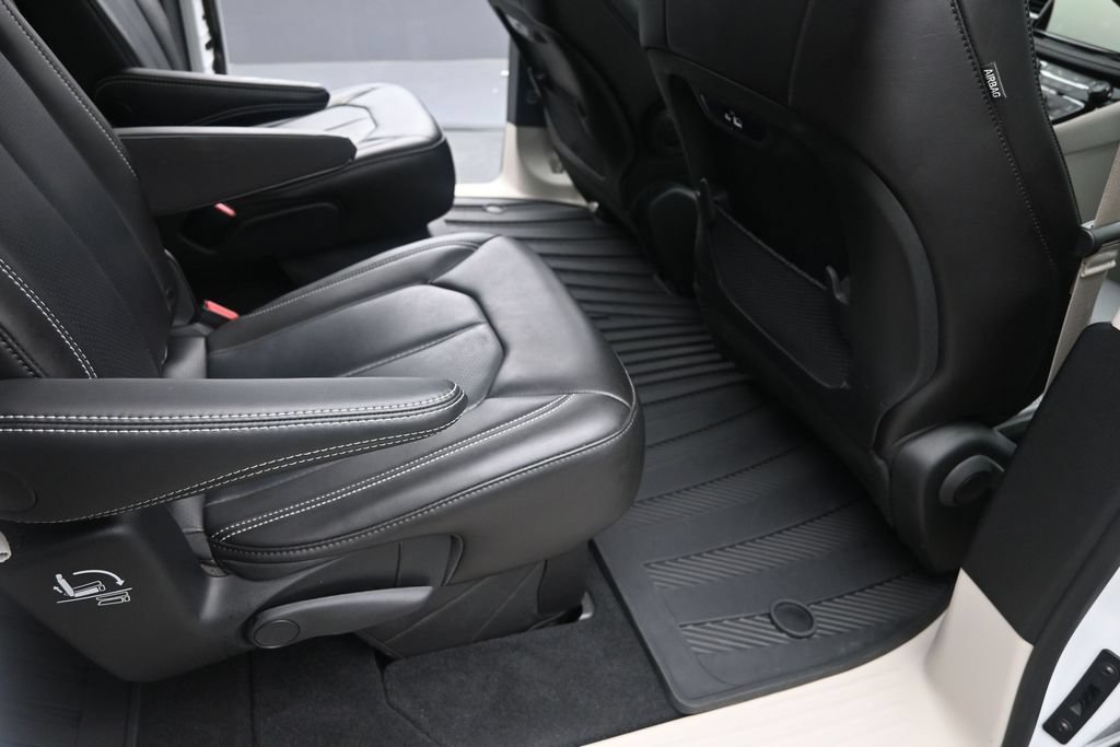 Used 2023 Chrysler Pacifica Touring-L AWD/4WD image 23