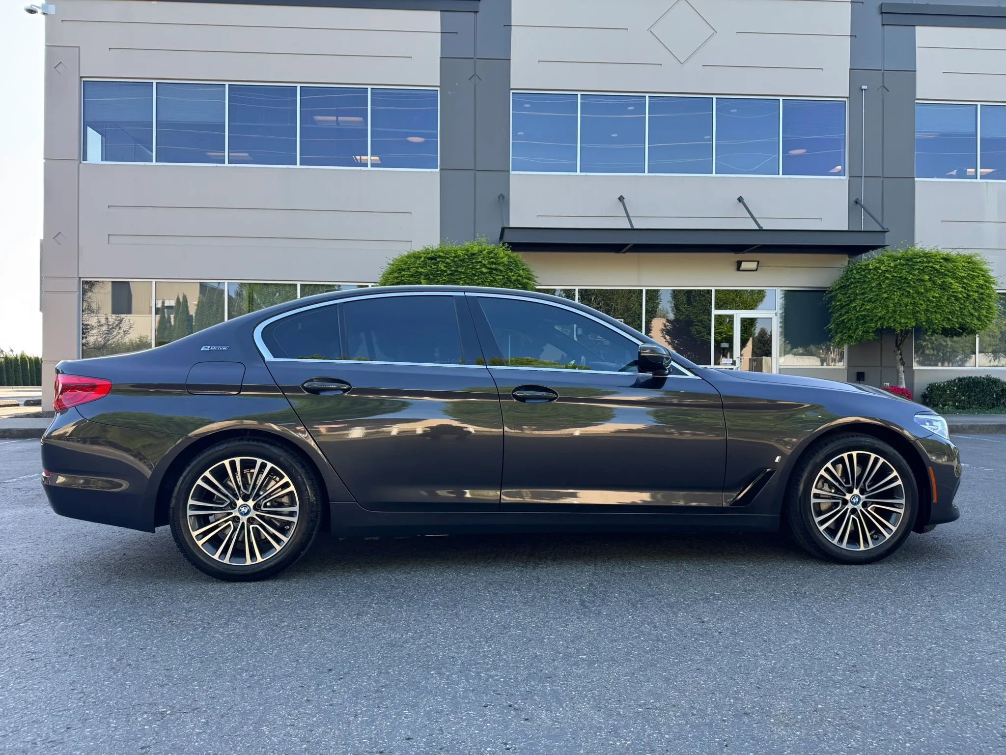 Used 2019 BMW 530e xDrive AWD/4WD image 12