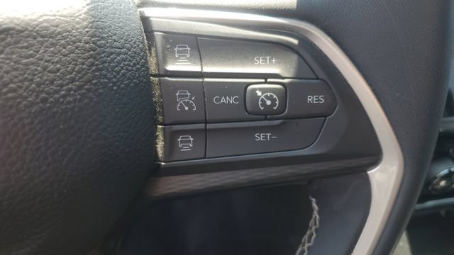 Used 2023 Jeep Grand Cherokee Laredo w/ Luxury Tech Group I AWD/4WD image 10
