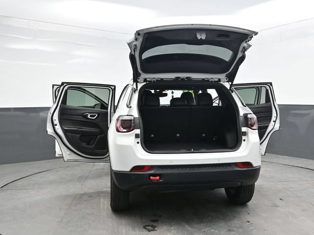 Used 2025 Jeep Compass Trailhawk AWD/4WD image 45