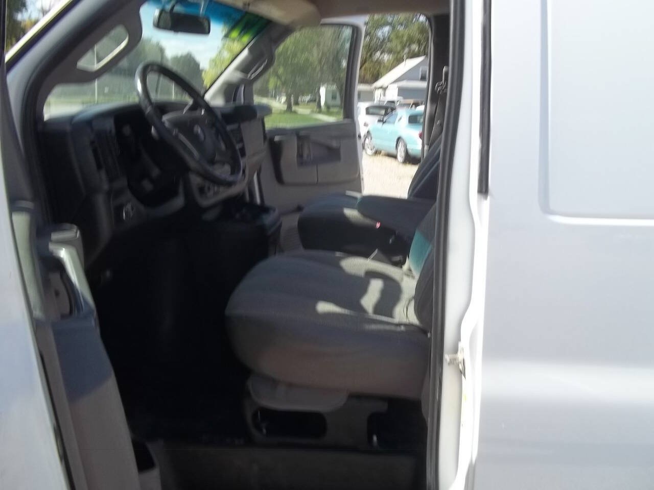 Used 2017 Chevrolet Express 2500 Extended RWD image 7