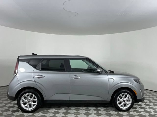 Used 2025 Kia Soul LX w/ LX Technology Package FWD image 4