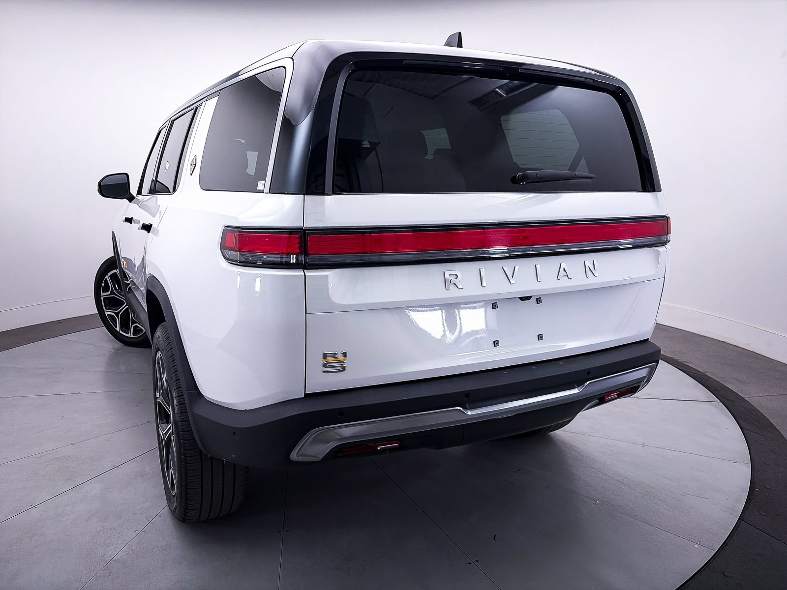 Used 2024 Rivian R1S Adventure AWD/4WD image 10