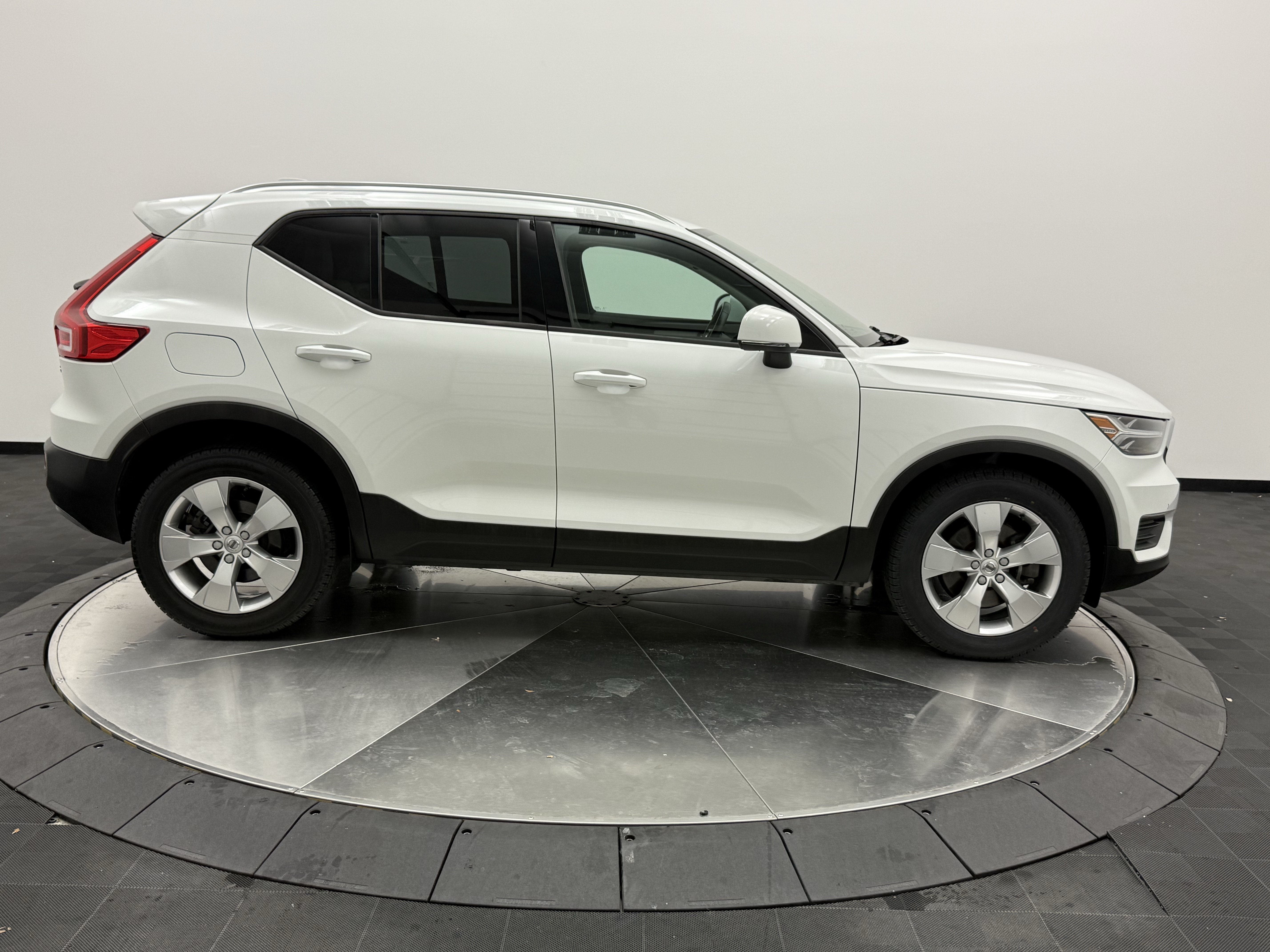 Used 2020 Volvo XC40 T5 Momentum AWD/4WD image 8