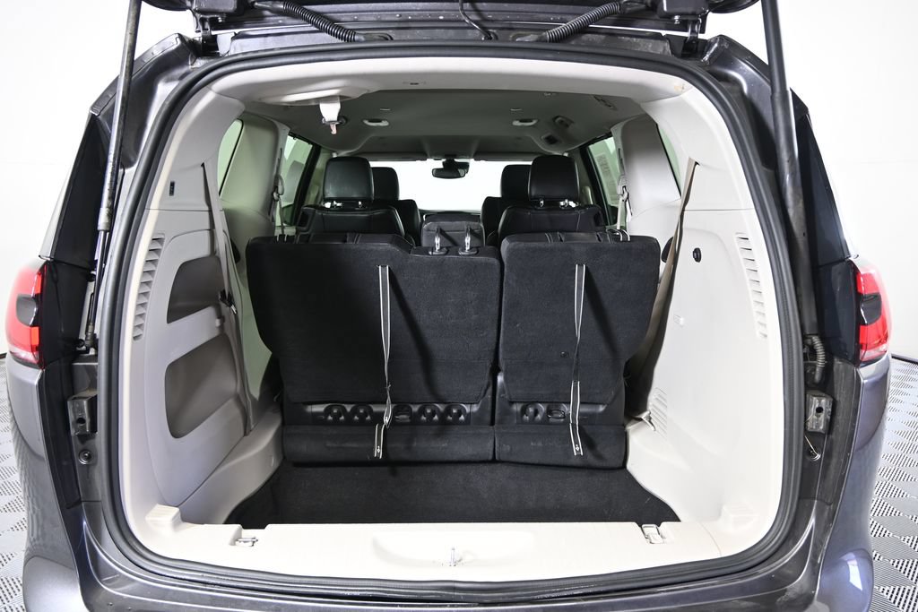 Used 2022 Chrysler Pacifica Touring-L FWD image 17