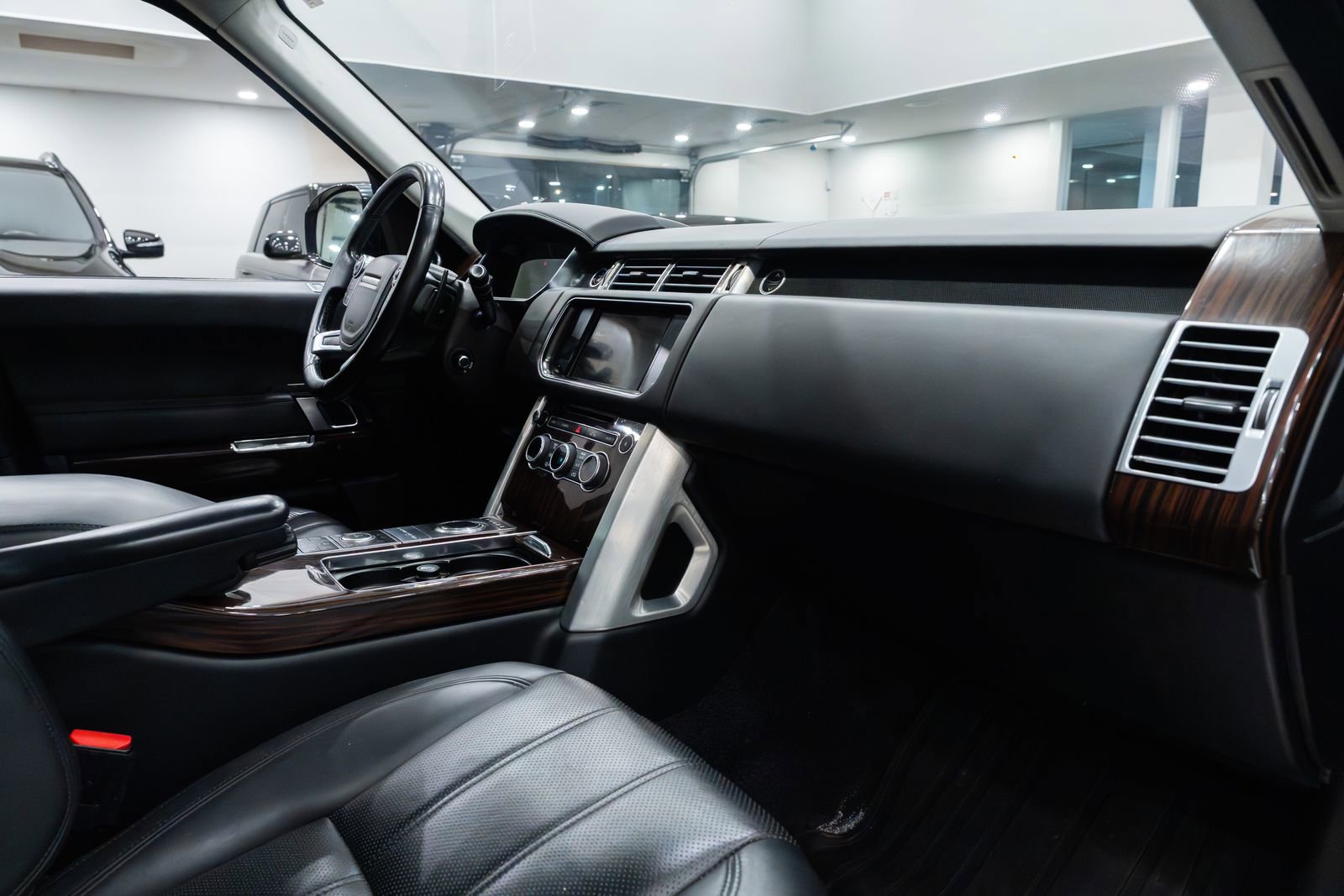 Used 2016 Land Rover Range Rover HSE image 9