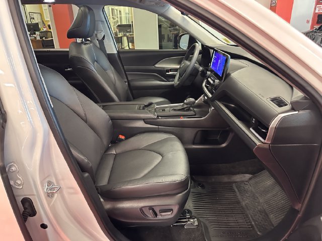 Certified 2024 Toyota Grand Highlander AWD image 16