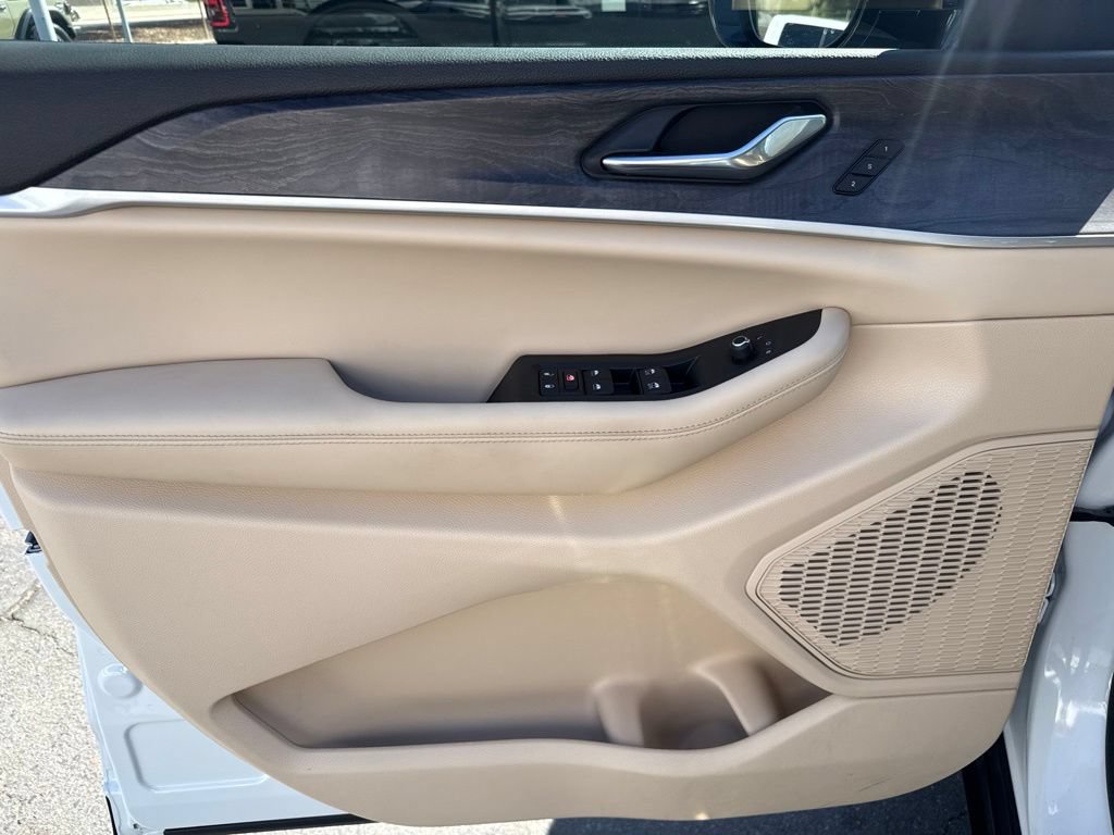 Certified 2025 Jeep Grand Cherokee Limited RWD image 12