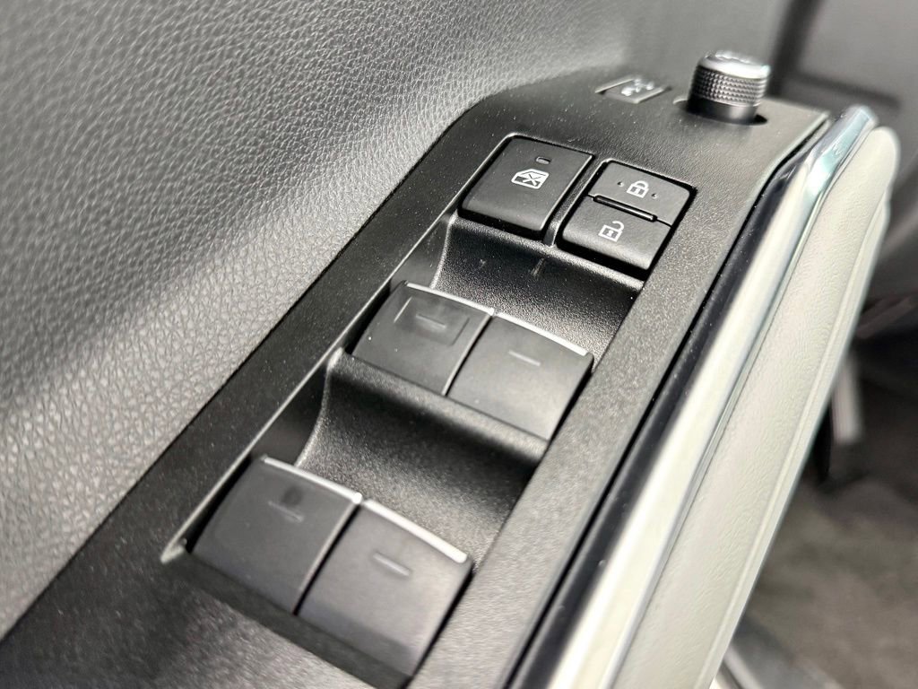 Used 2026 Toyota Highlander Platinum image 18