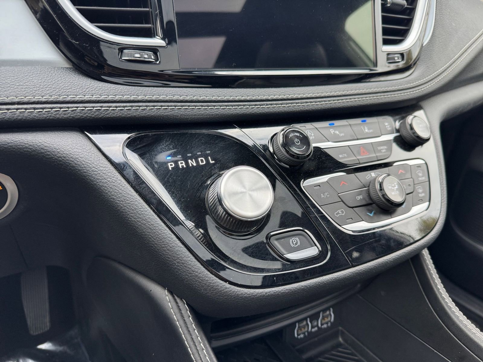 Used 2025 Chrysler Pacifica Limited image 40