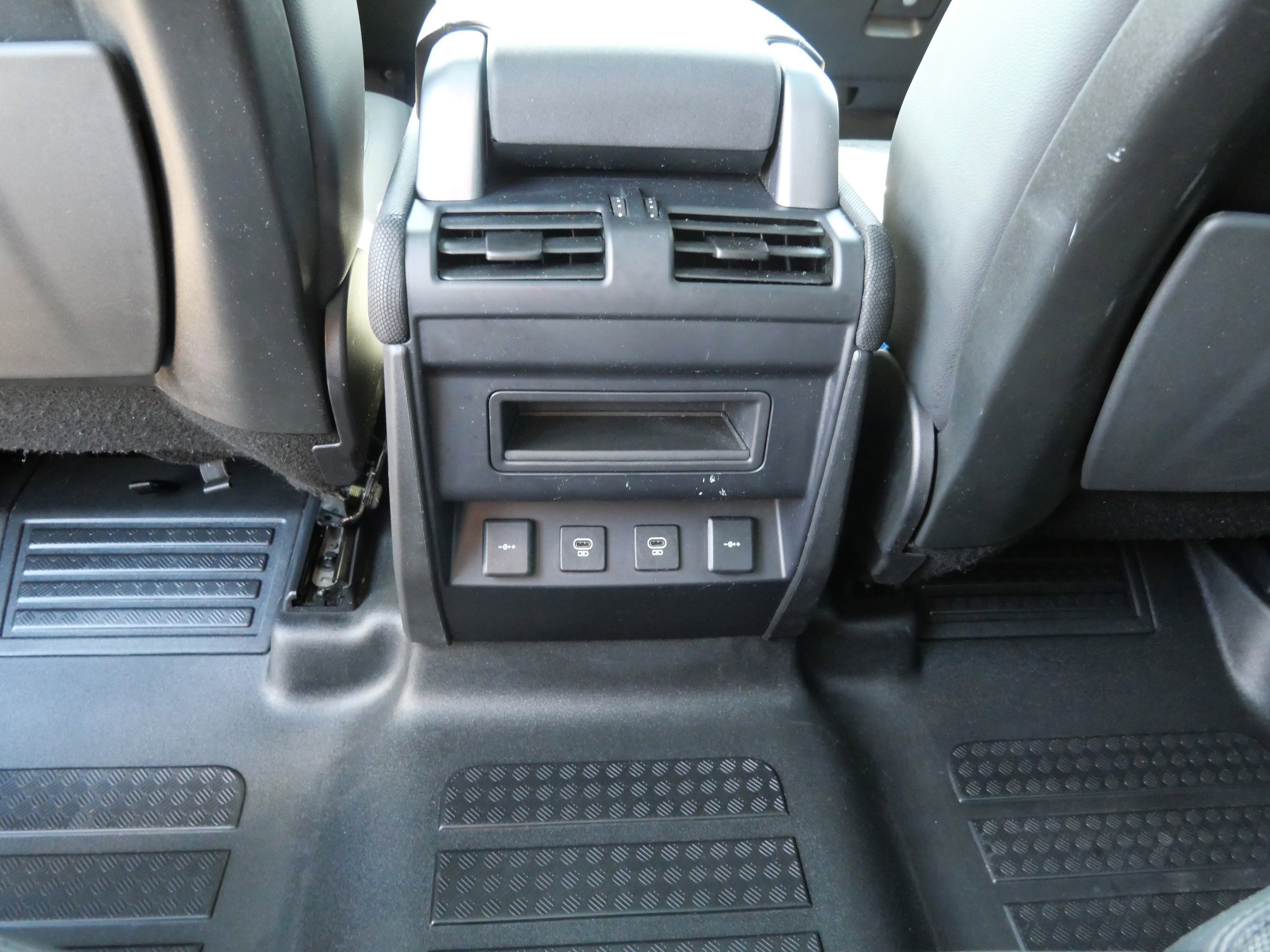 Used 2022 Land Rover Defender 110 X-Dynamic SE AWD/4WD image 16