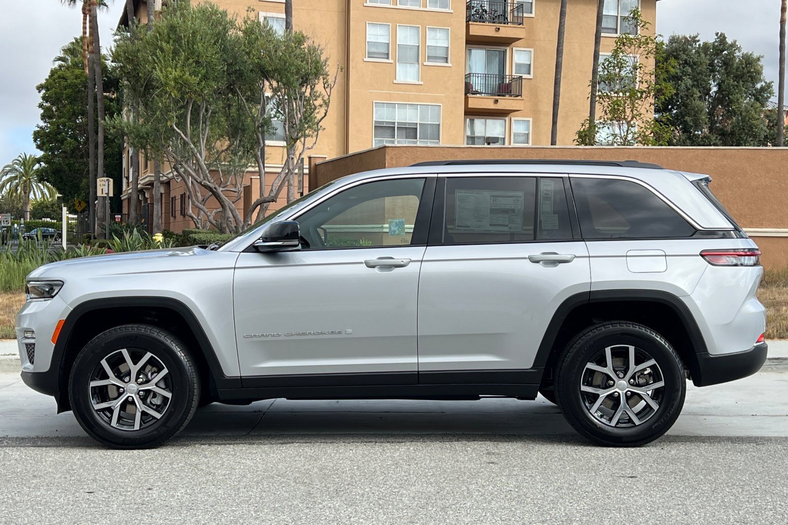 New 2025 Jeep Grand Cherokee Limited image 7