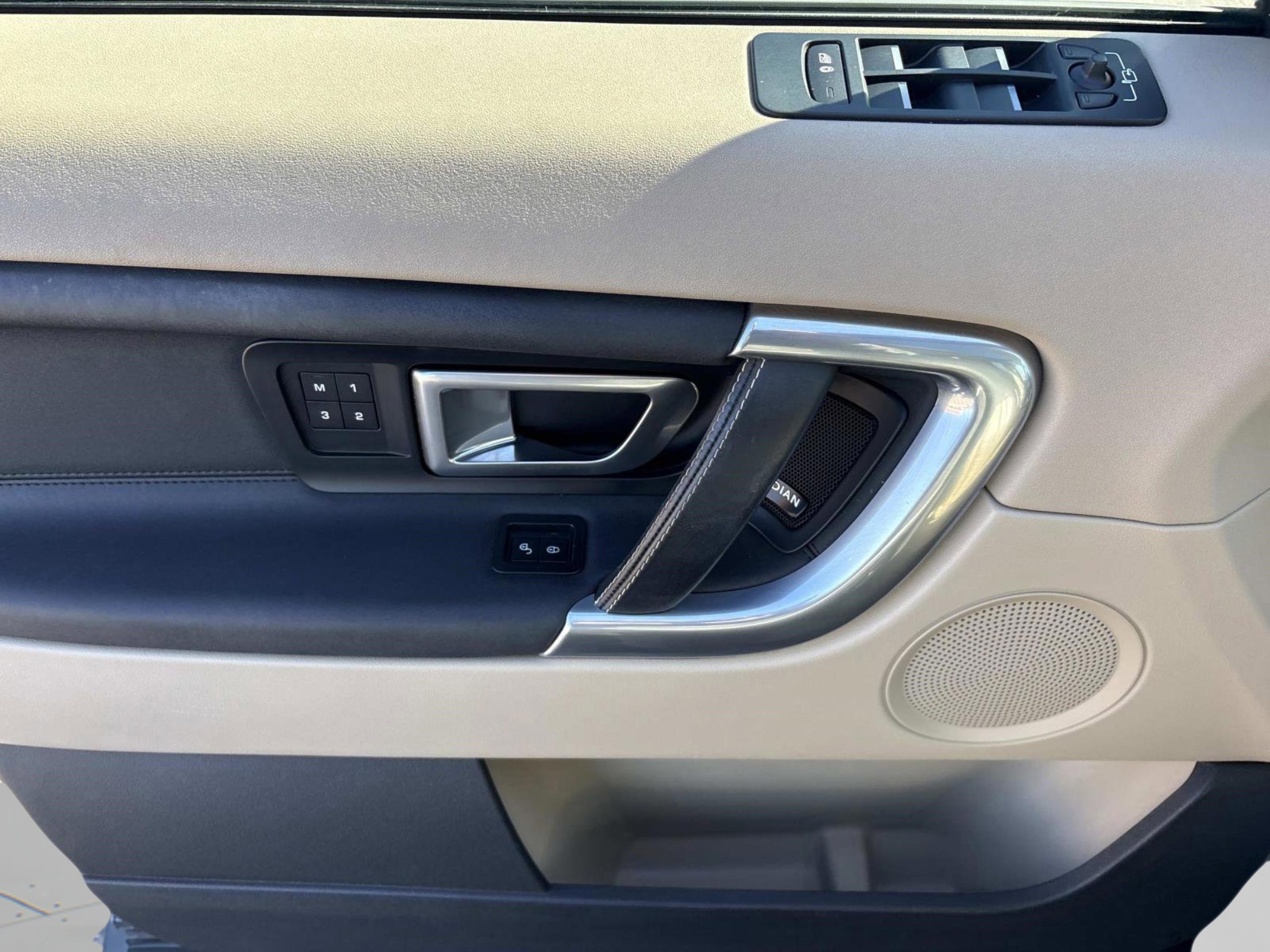 Used 2017 Land Rover Discovery Sport HSE image 32