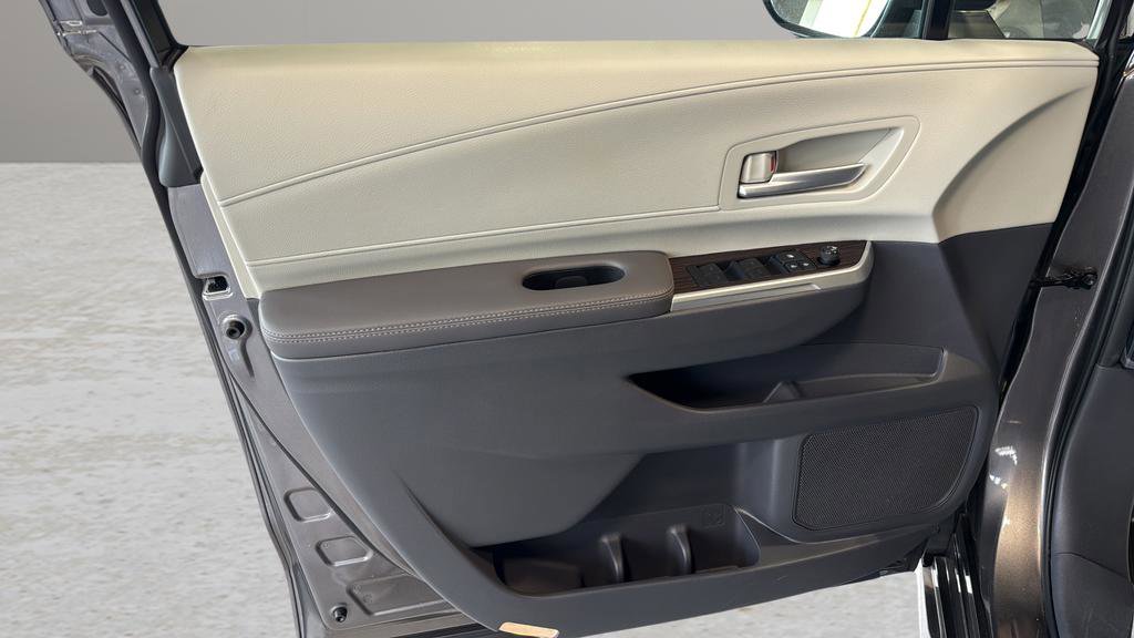 Used 2023 Toyota Sienna XLE w/ XLE Plus Package image 10