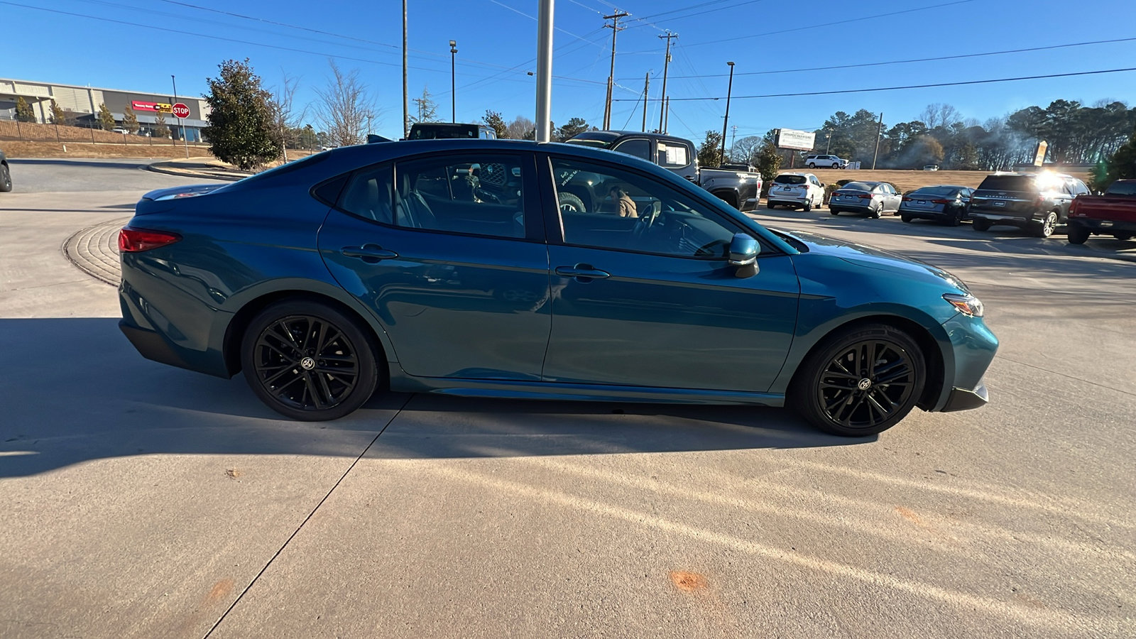 Used 2025 Toyota Camry SE image 7