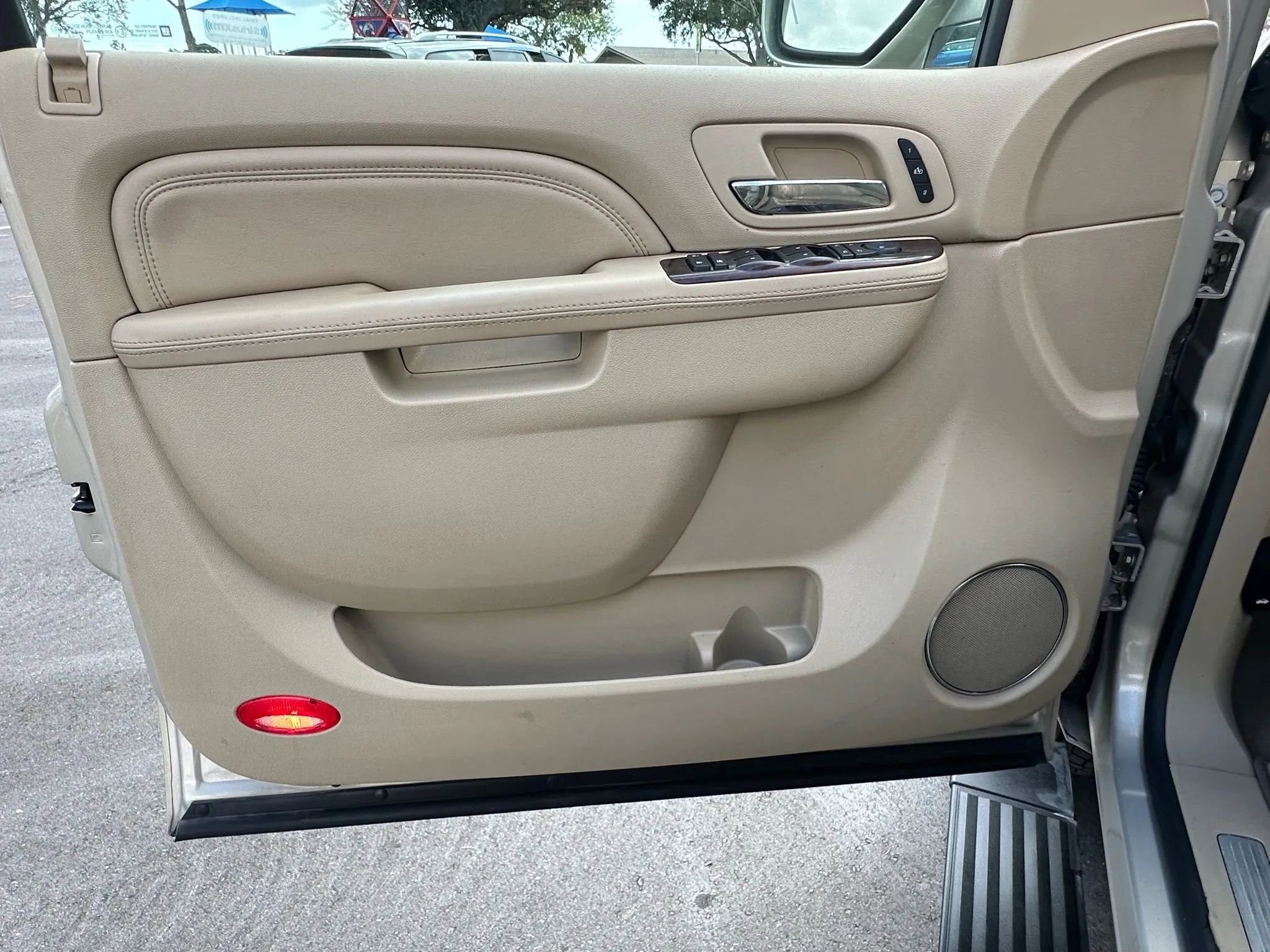 Used 2010 Cadillac Escalade Premium image 31