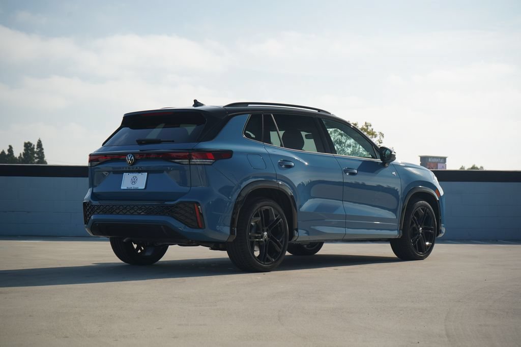 New 2026 Volkswagen Tiguan SE R-Line FWD image 3