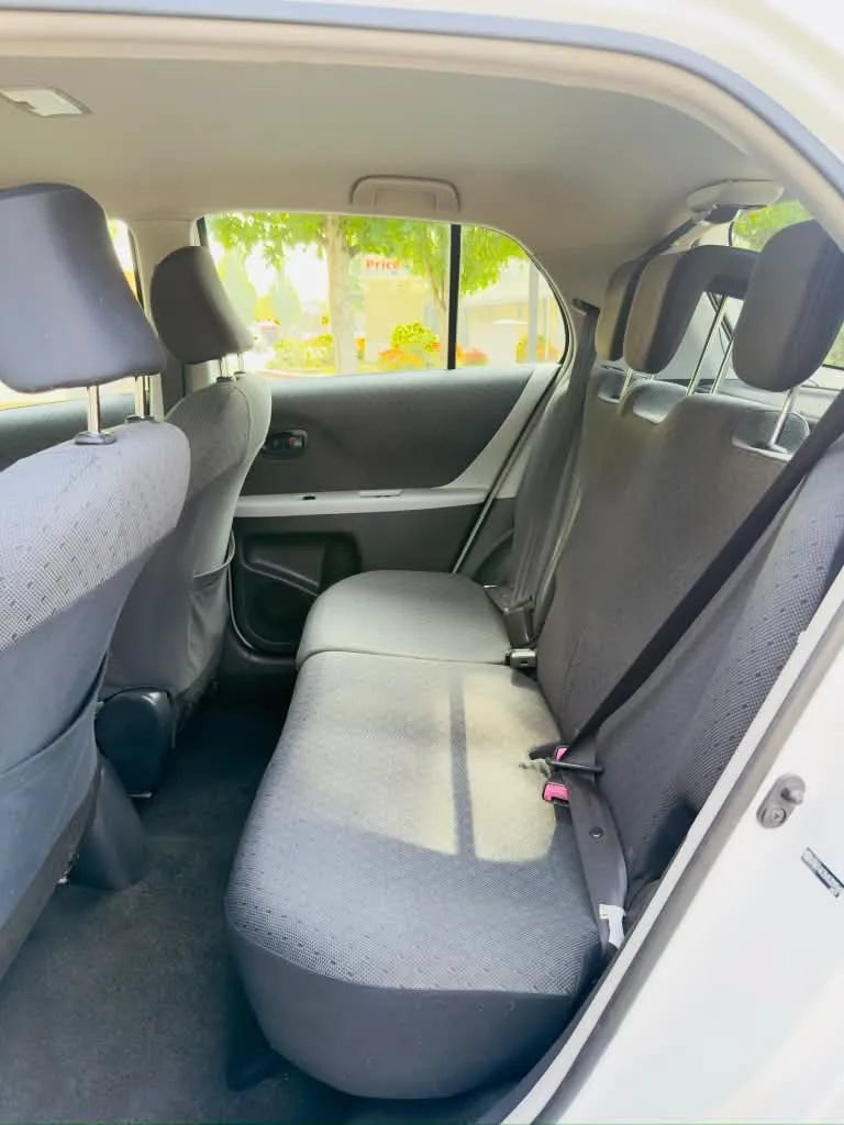 Used 2010 Toyota Yaris 4-Door Hatchback FWD image 10