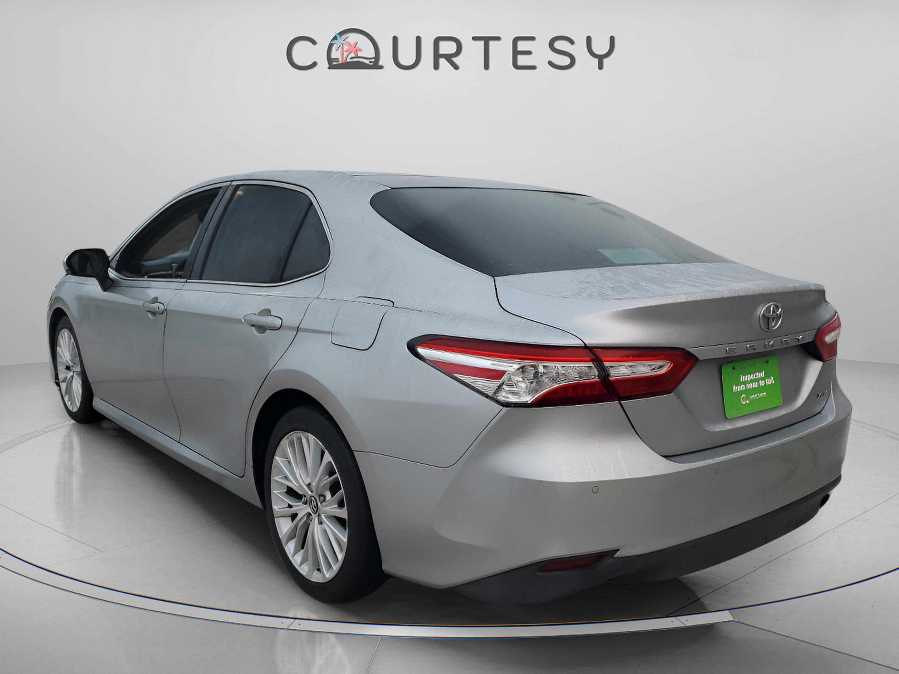 Used 2018 Toyota Camry XLE image 2