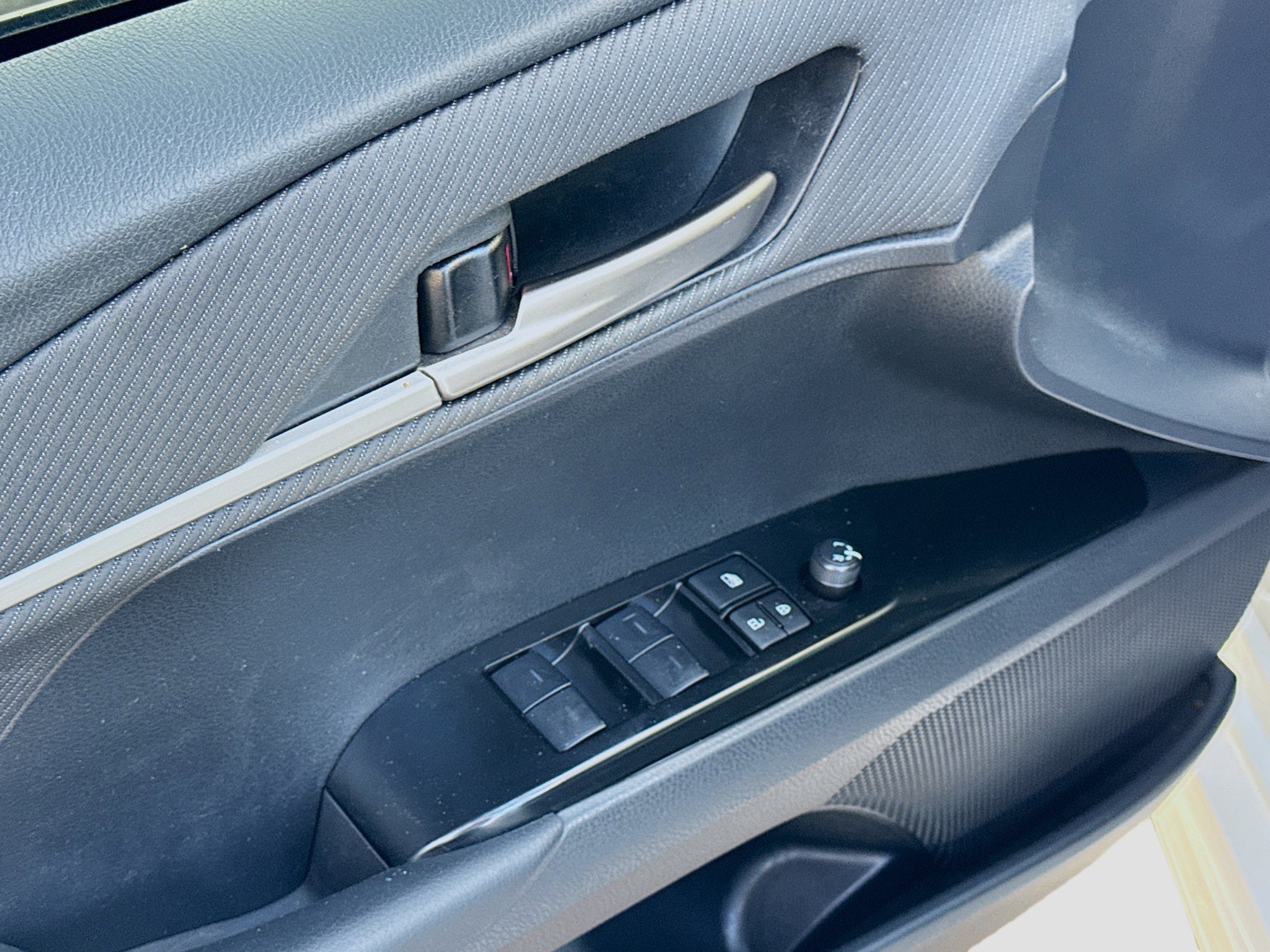 Used 2025 Toyota Camry SE w/ Multimedia Upgrade Package image 18