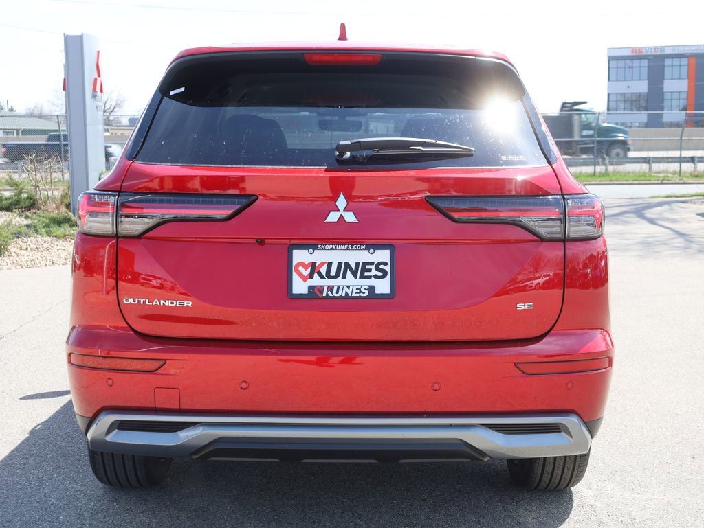 New 2025 Mitsubishi Outlander SE image 8