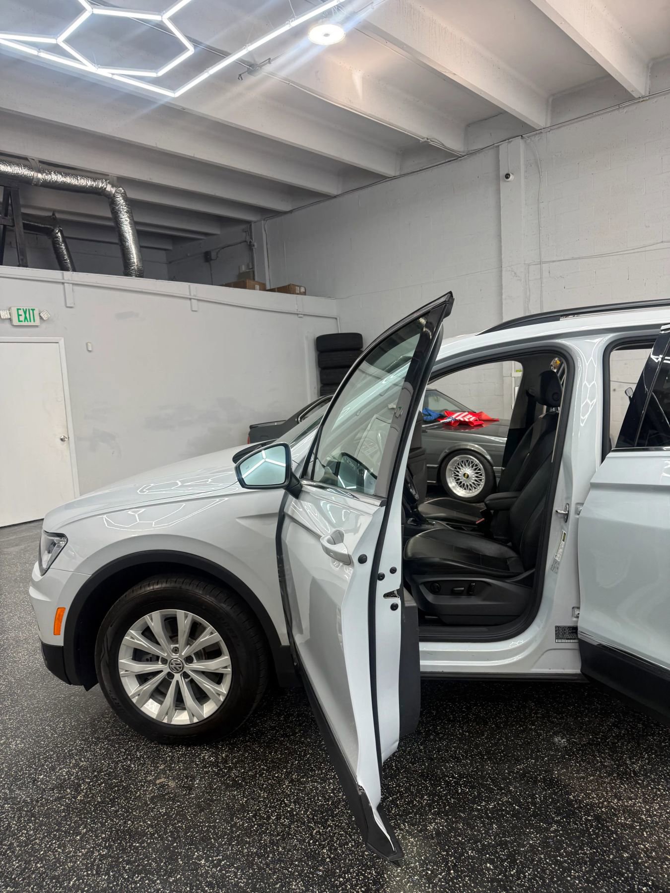 Used 2018 Volkswagen Tiguan SE w/ Panoramic Sunroof Package FWD image 28