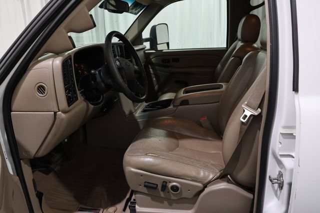 Used 2004 Chevrolet Silverado 2500 LT w/ Heavy-Duty Power Package AWD/4WD image 11