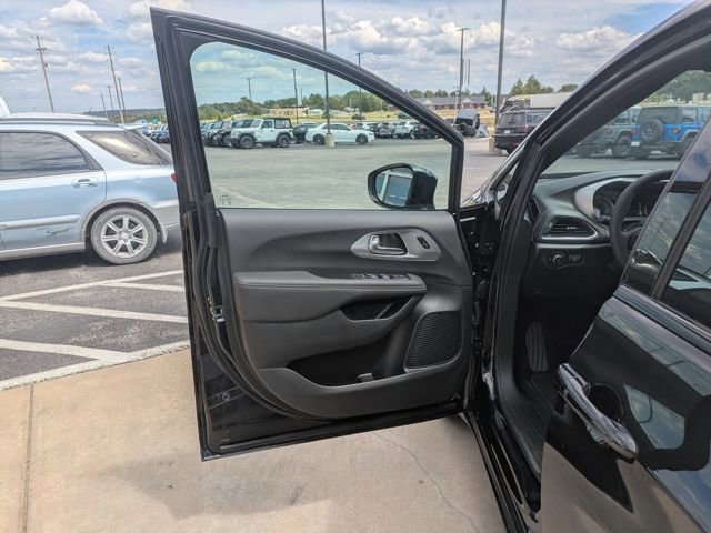 New 2026 Chrysler Pacifica Limited image 10