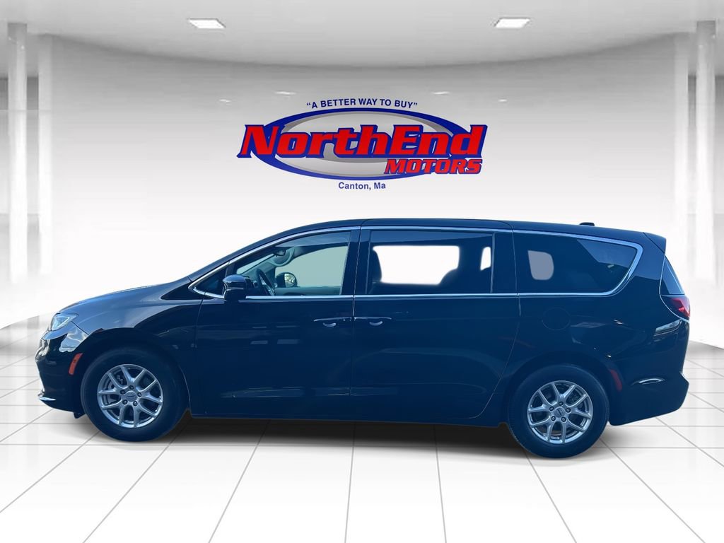 Used 2024 Chrysler Pacifica Touring-L image 6