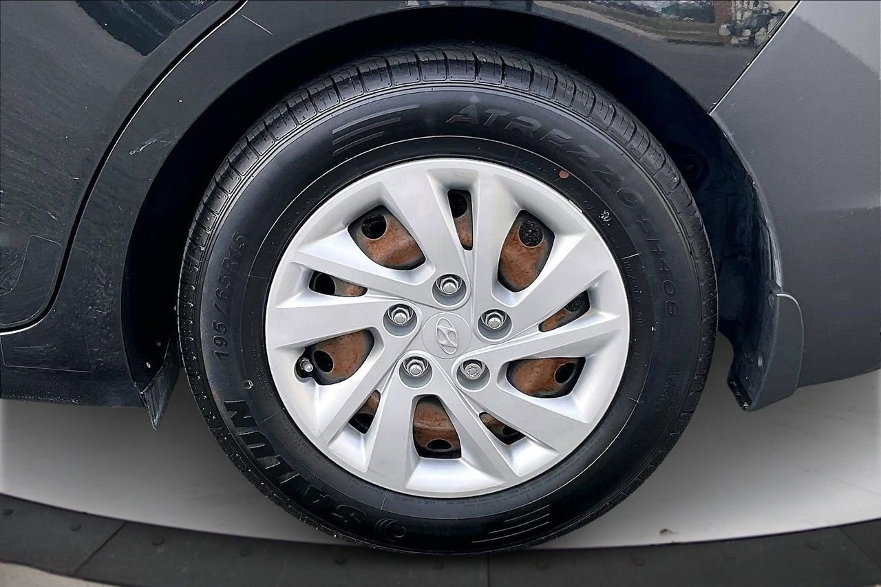 Used 2019 Hyundai Elantra SE image 32