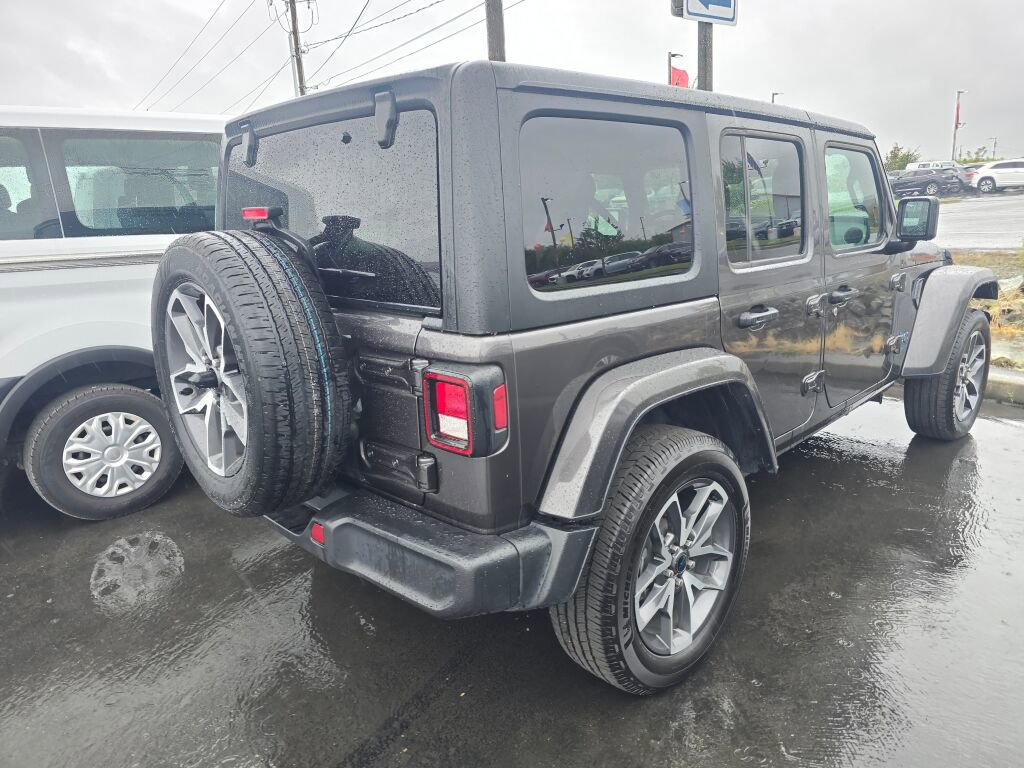 Used 2024 Jeep Wrangler Unlimited image 6