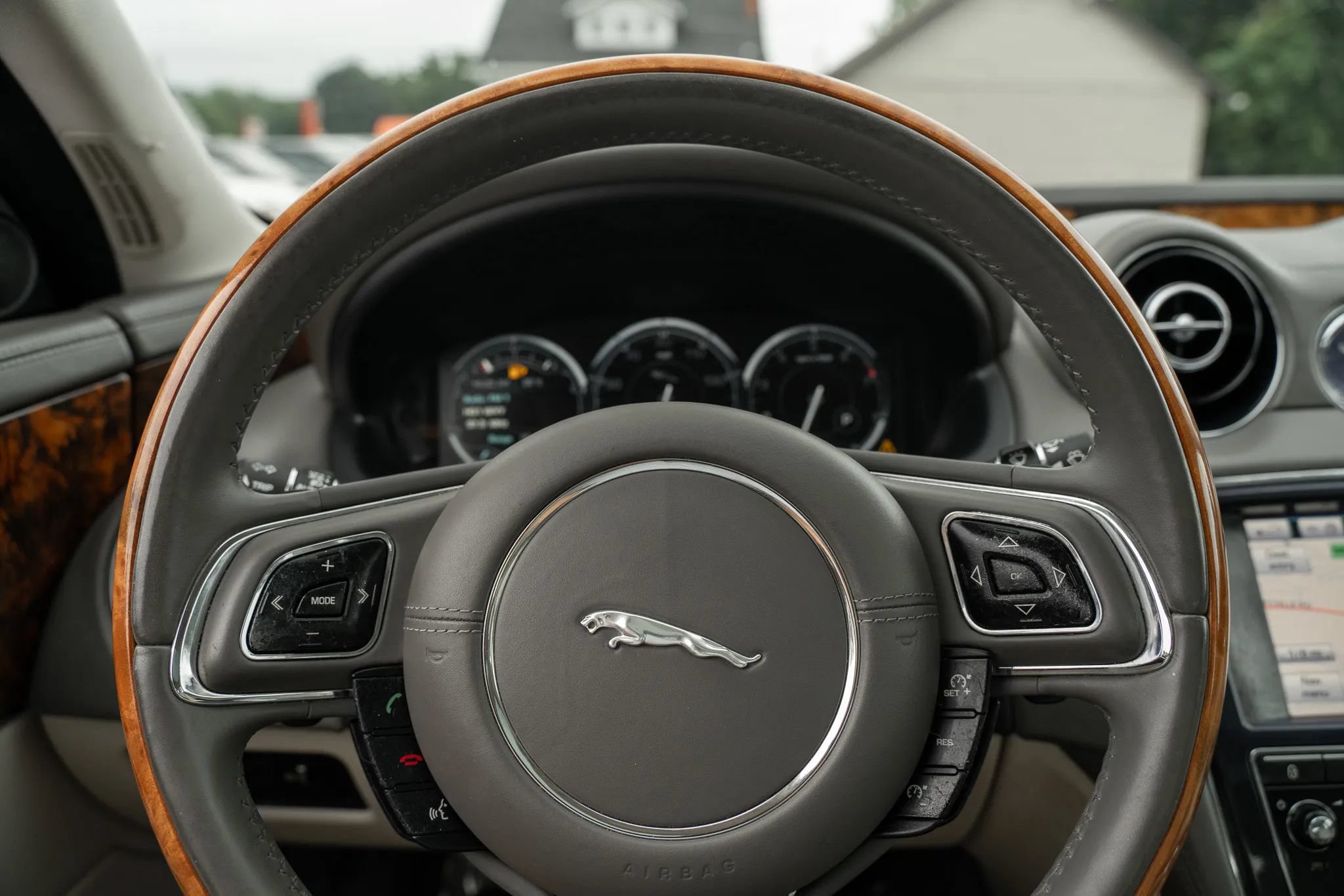 Used 2012 Jaguar XJ RWD image 21
