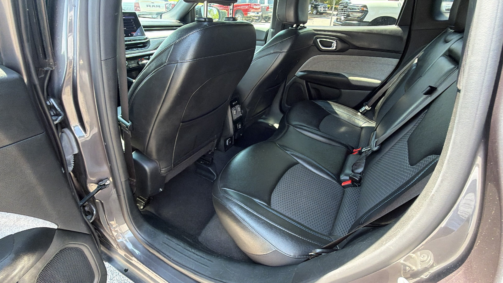 Used 2024 Jeep Compass Latitude AWD/4WD image 23