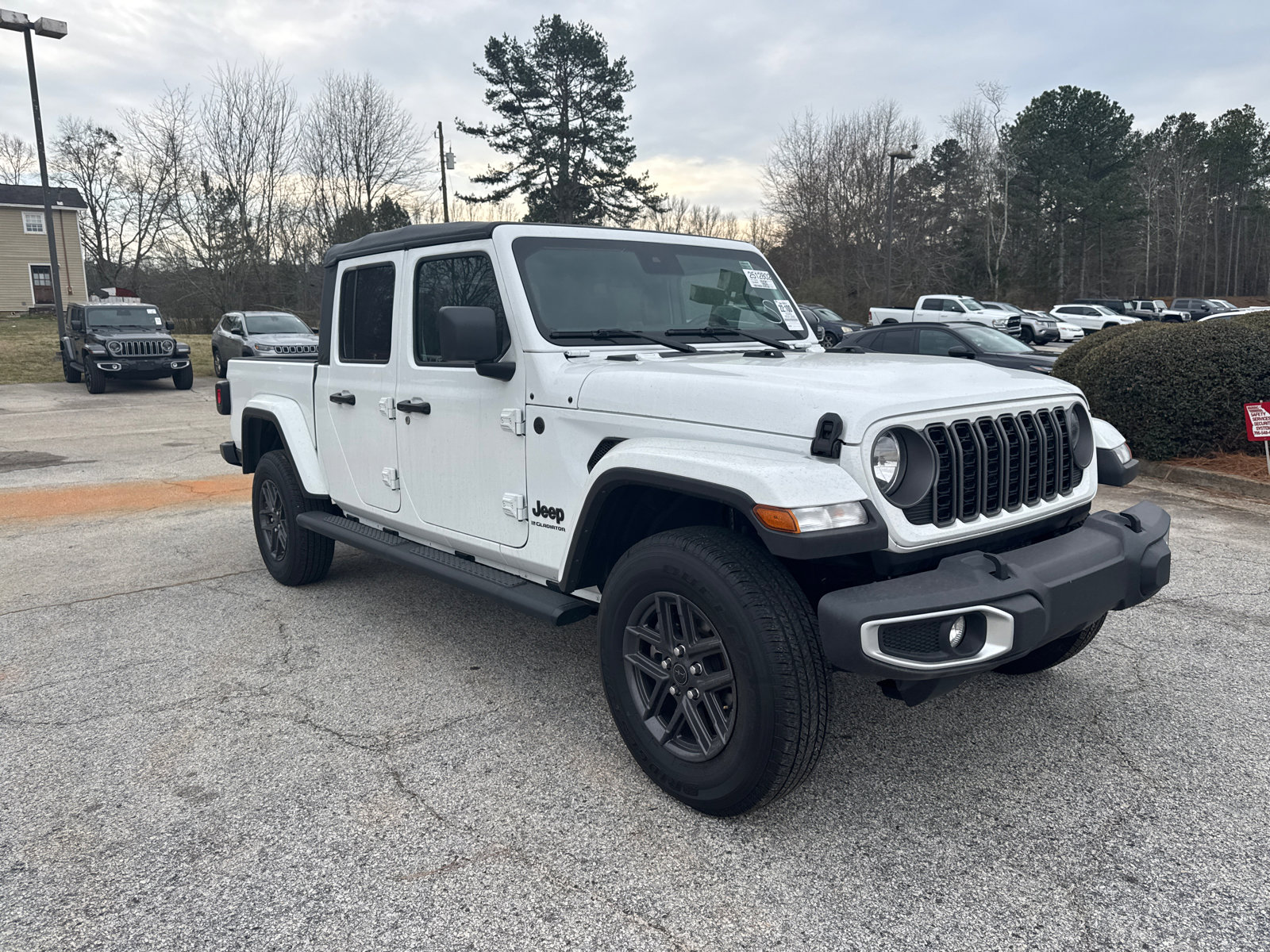 Used 2025 Jeep Gladiator Sport image 3