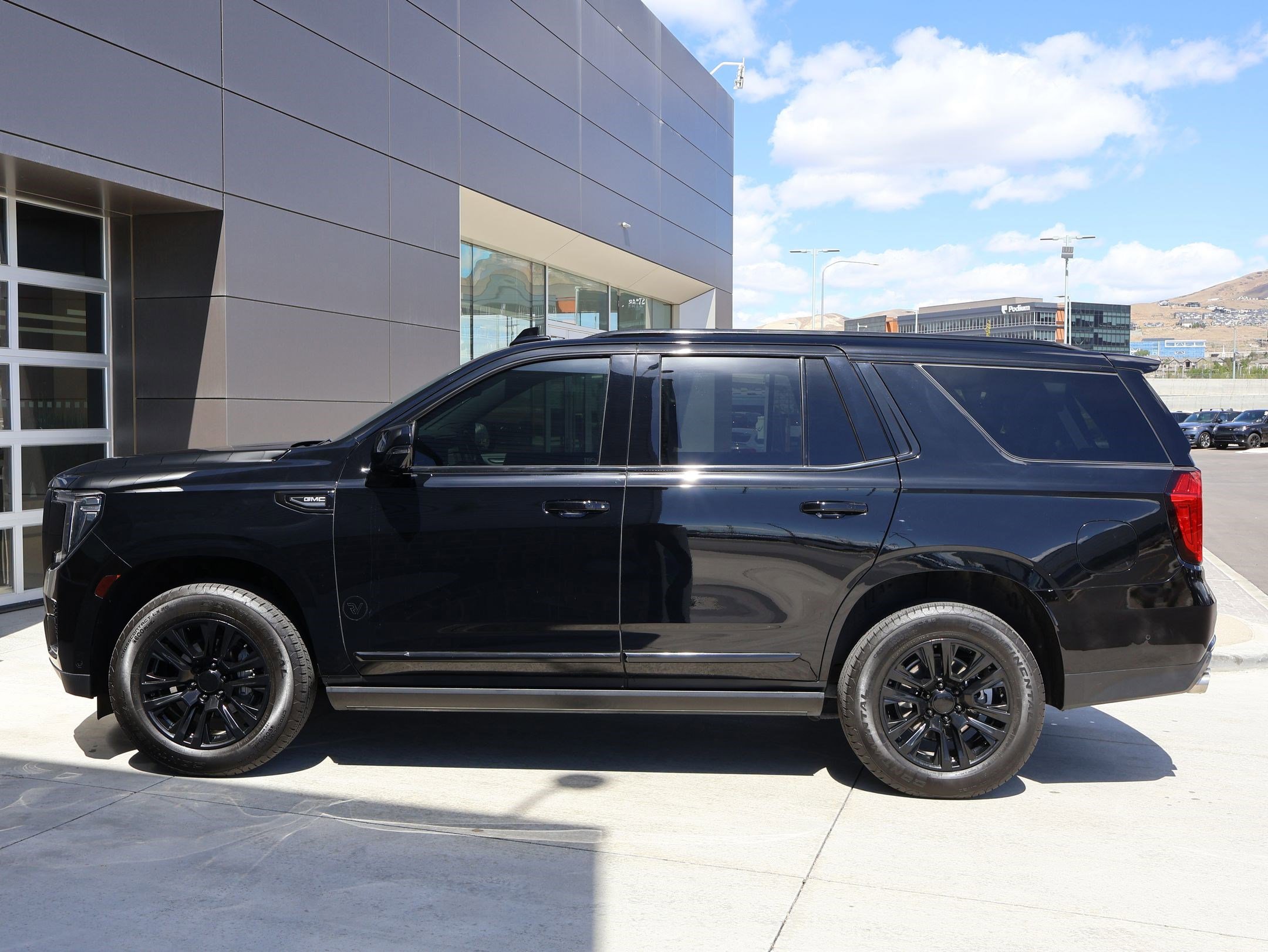 Used 2024 GMC Yukon Denali w/ Advanced Technology Package AWD/4WD image 9