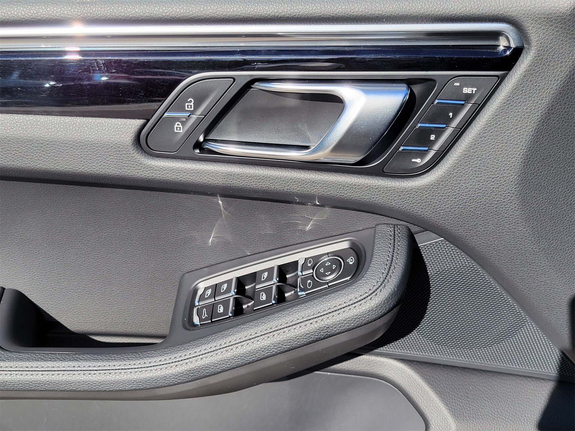 Used 2025 Porsche Macan image 25