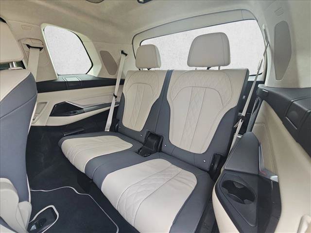 Used 2025 BMW X7 M60i AWD/4WD image 19