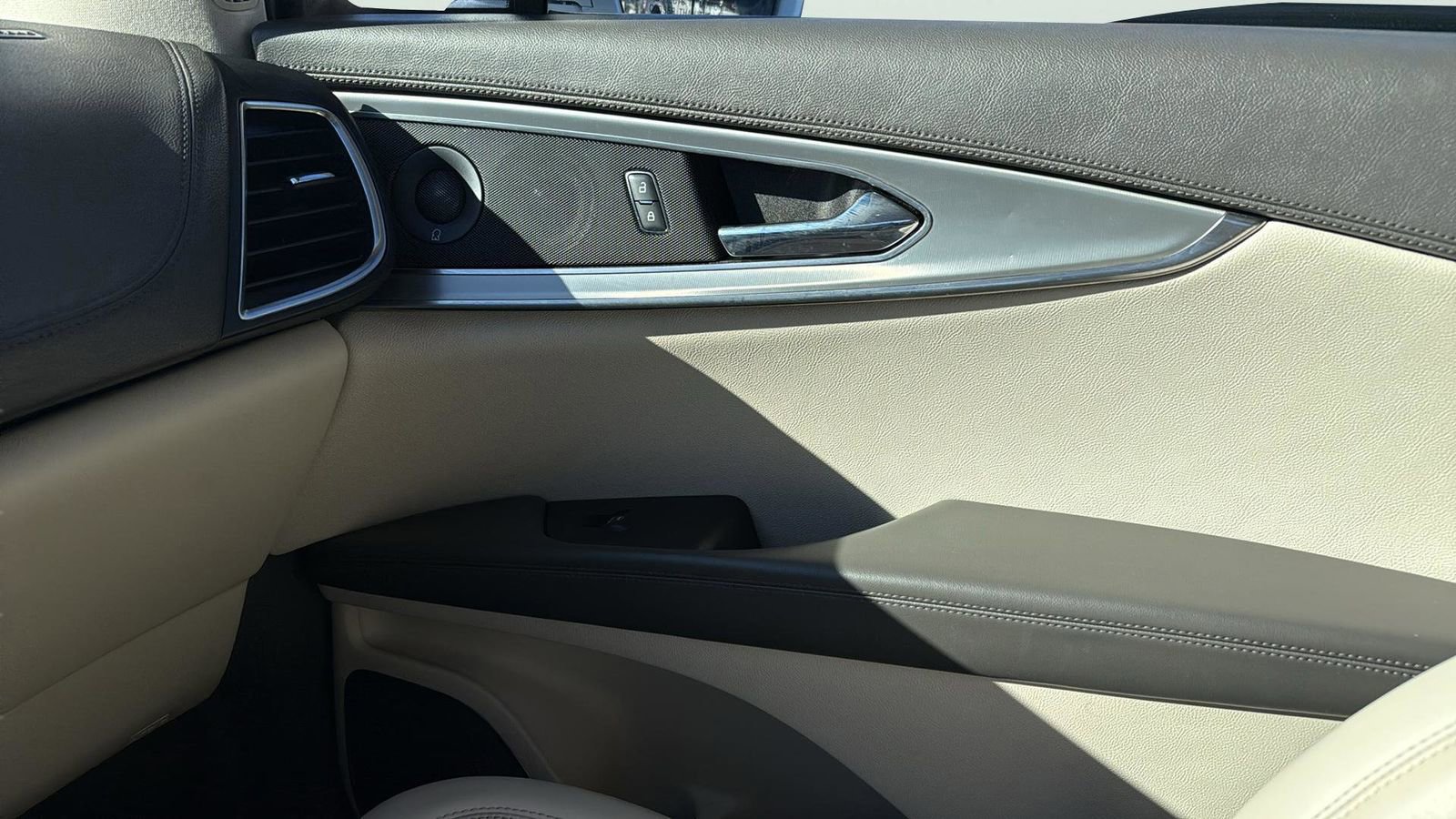 Used 2019 Lincoln Nautilus Reserve image 24