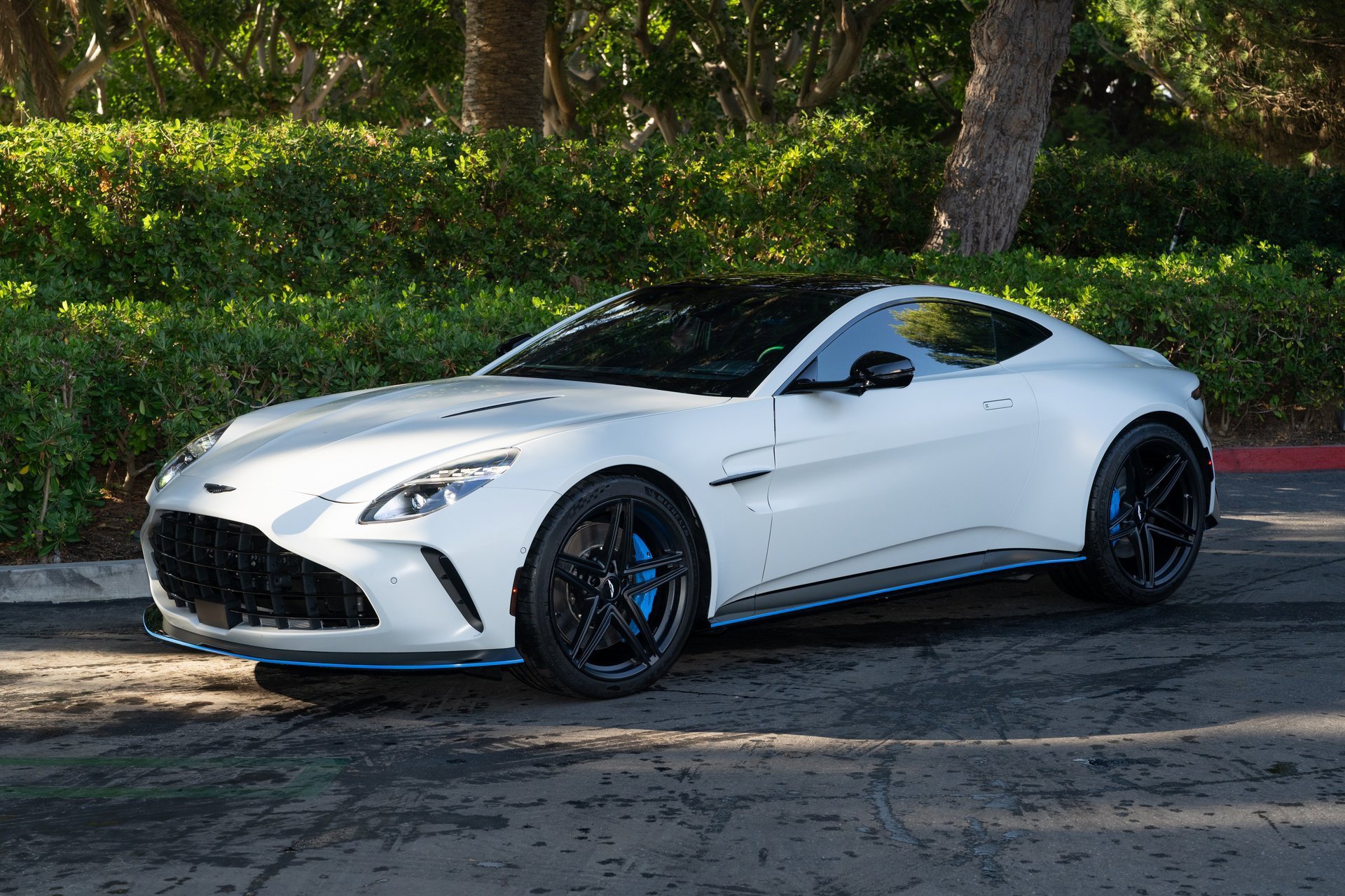 Used 2025 Aston Martin V8 Vantage Coupe image 2