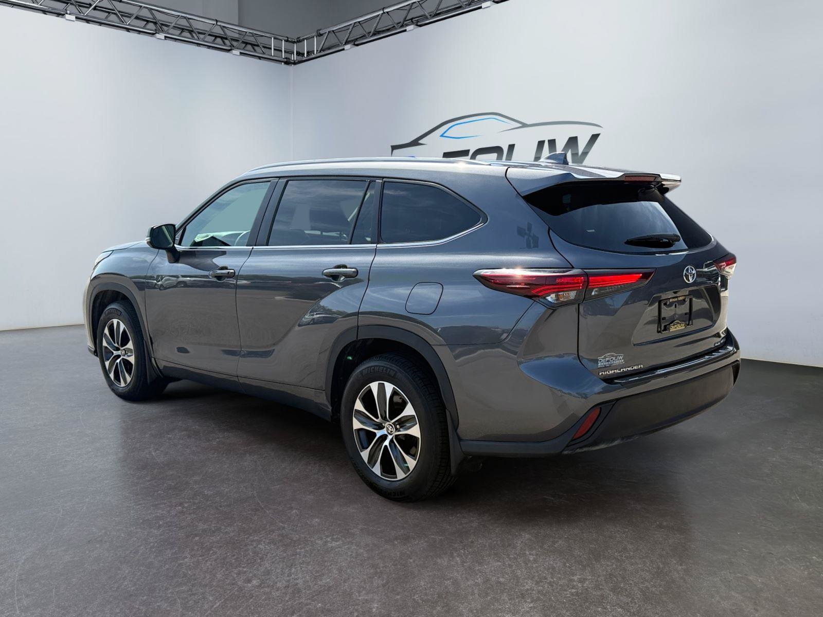 Used 2025 Toyota Highlander LE AWD/4WD image 5