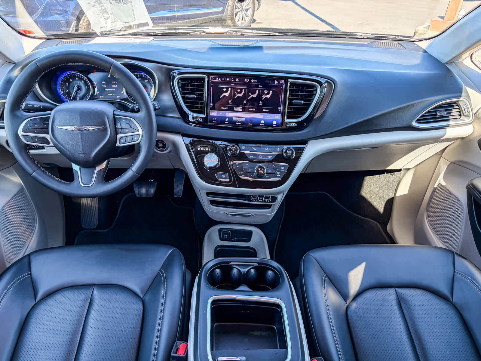 Used 2024 Chrysler Pacifica Touring-L image 11