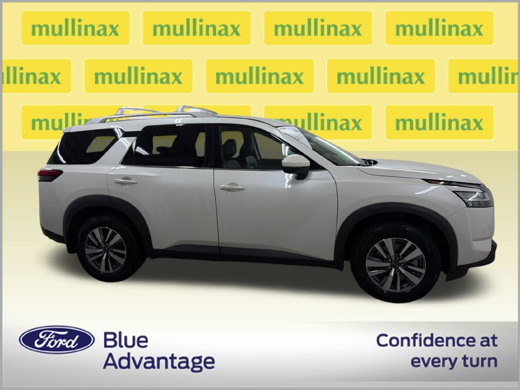 Used 2023 Nissan Pathfinder SL FWD image 2