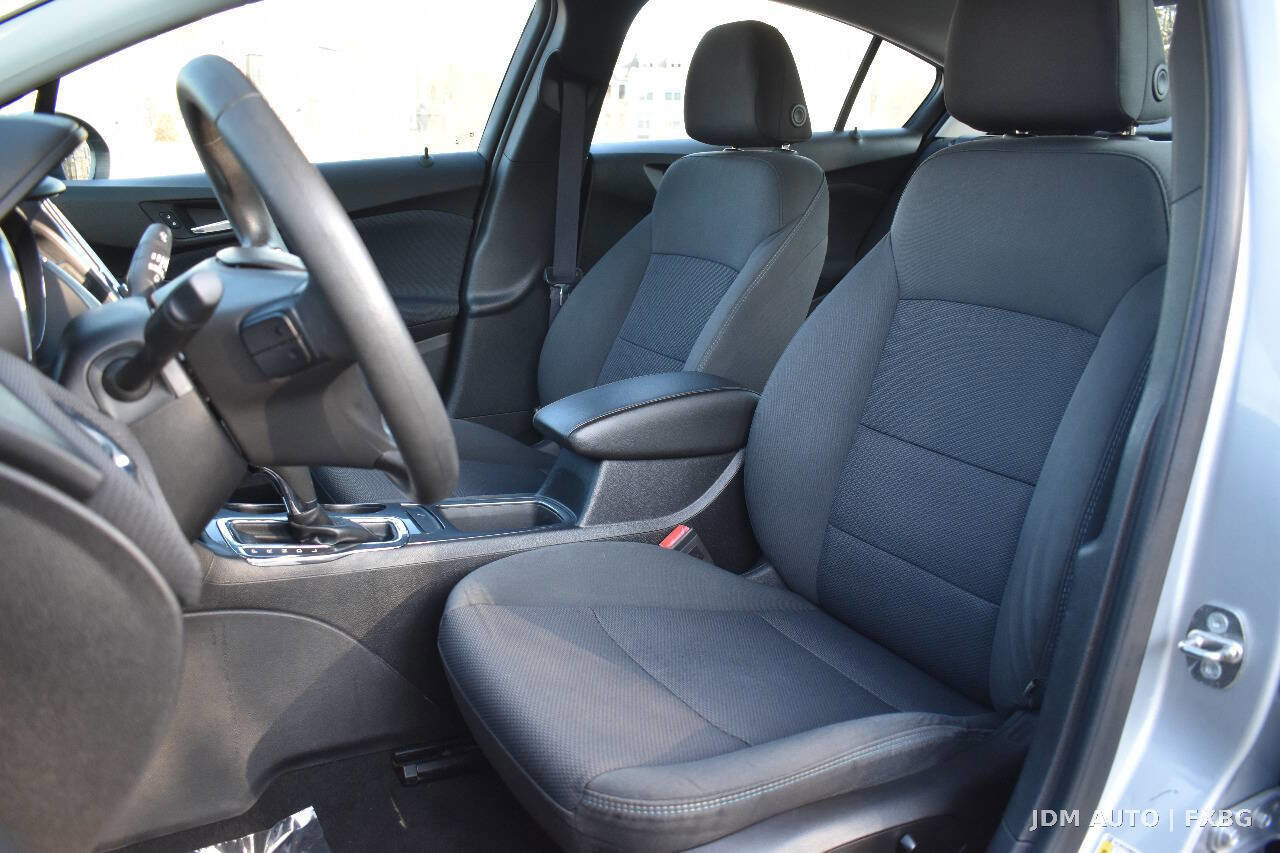 Used 2017 Chevrolet Cruze LT w/ Convenience Package image 12