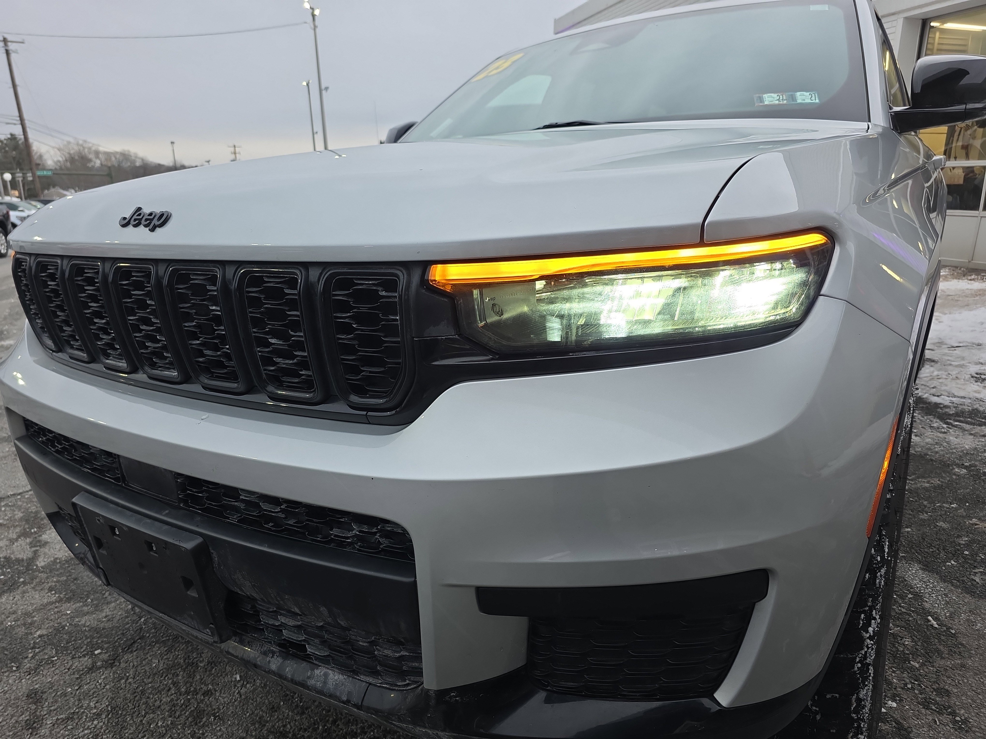 Used 2023 Jeep Grand Cherokee L Laredo image 12