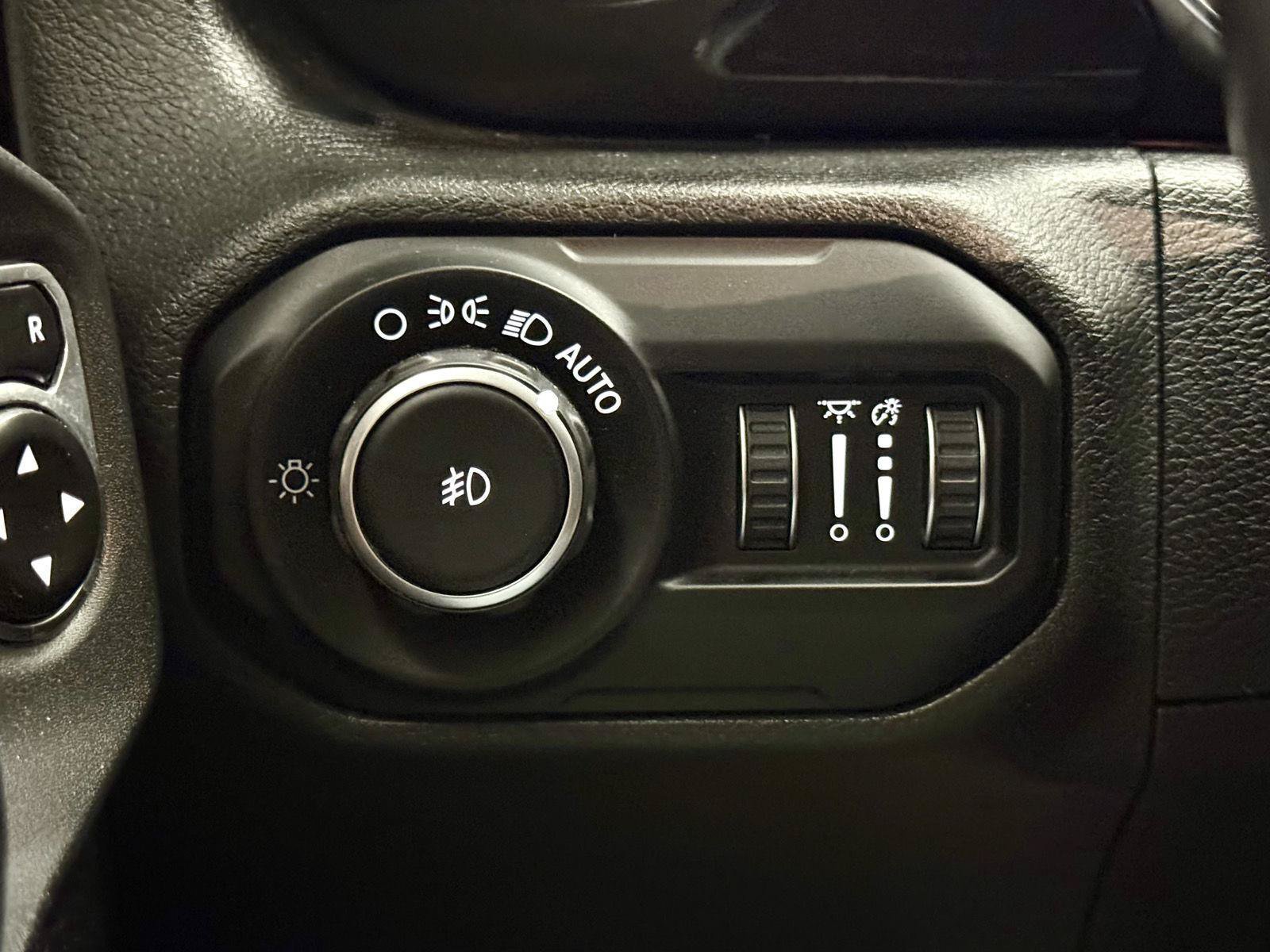 Used 2019 Jeep Wrangler Unlimited Sahara w/ Uconnect 4C Nav & Sound Group AWD/4WD image 18