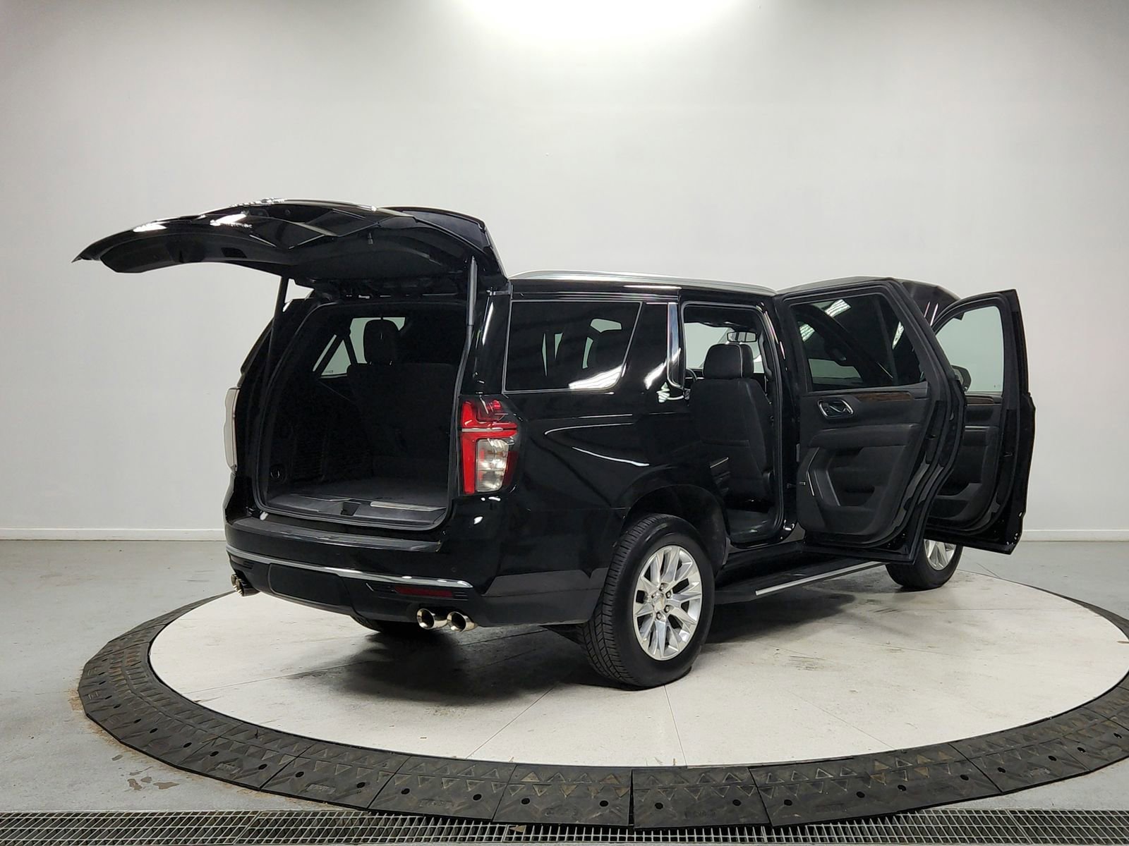 Used 2024 Chevrolet Tahoe Premier image 15