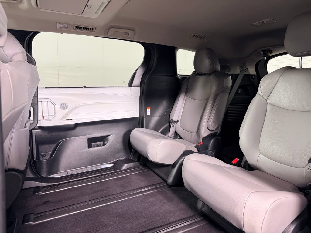 Used 2025 Toyota Sienna XLE w/ XLE Plus Package FWD image 25