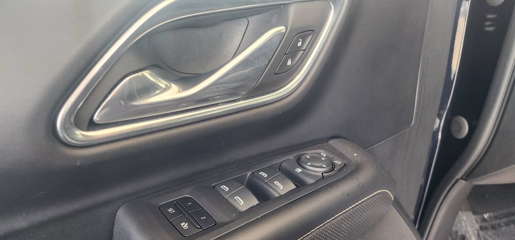 Used 2023 GMC Yukon SLT AWD/4WD image 12